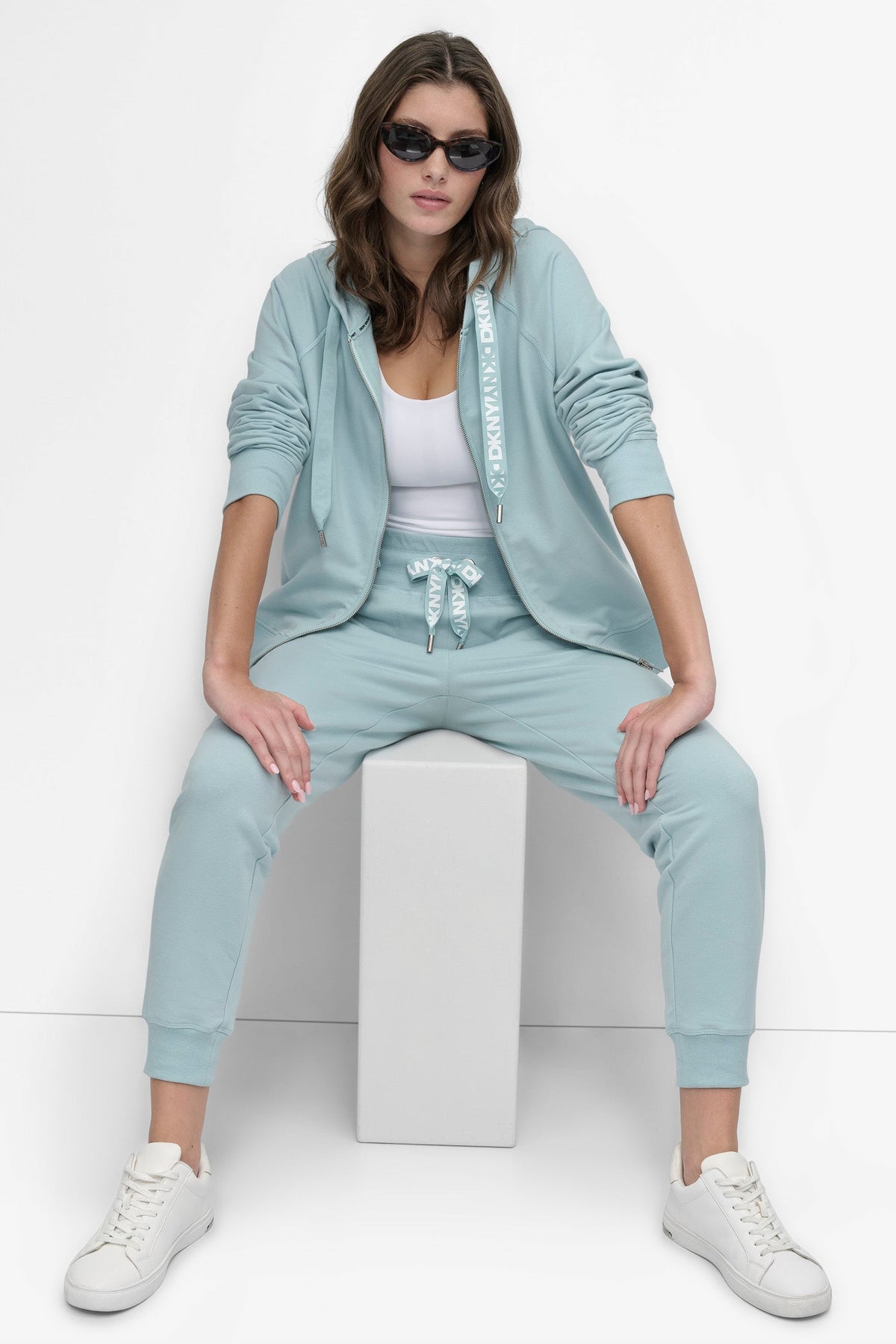 DKNY TWO-TONE HIGH-RISE LOGO DRAWSTRING SKINNY JOGGER
