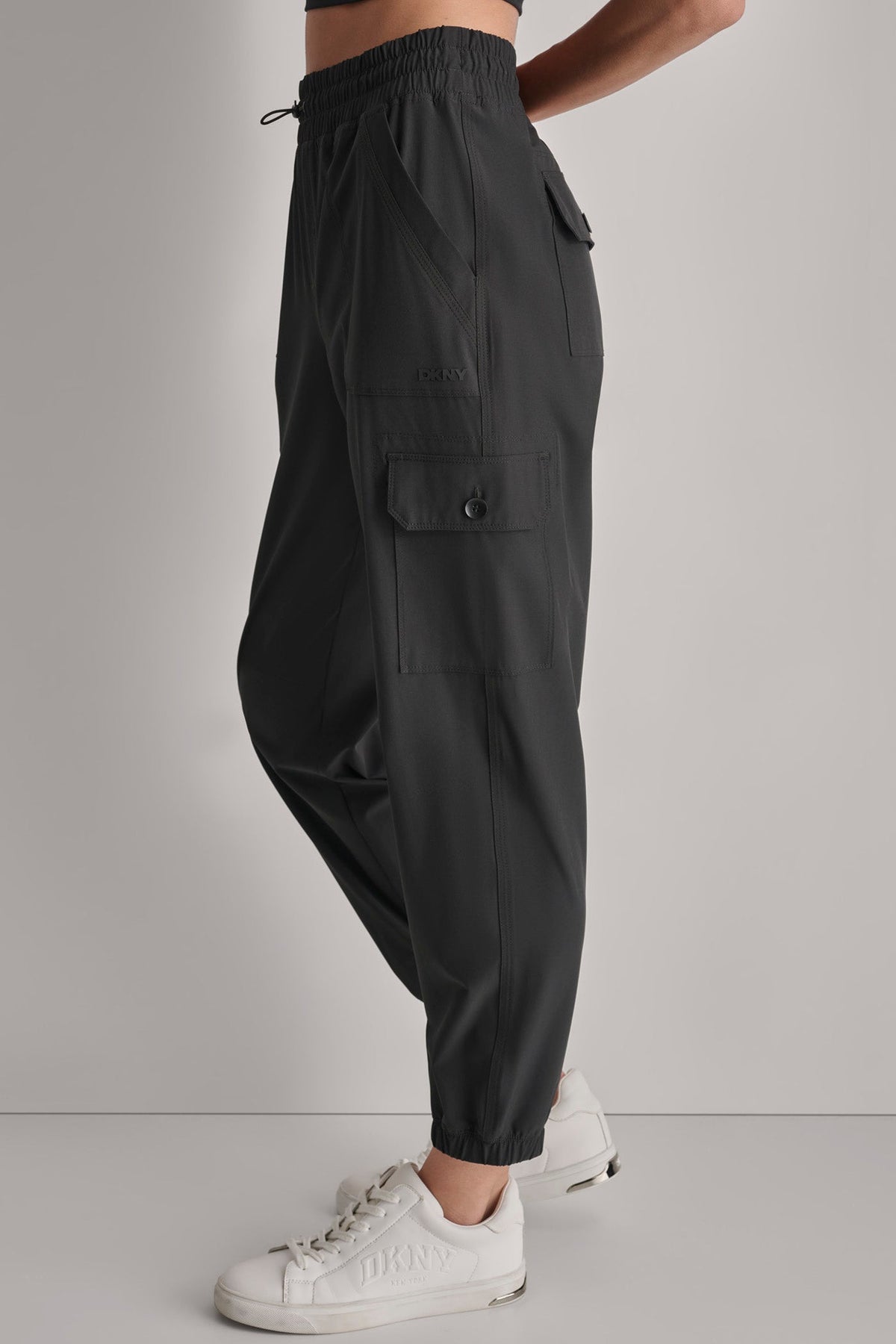 DKNY HIGH-RISE RELAXED CARGO JOGGER