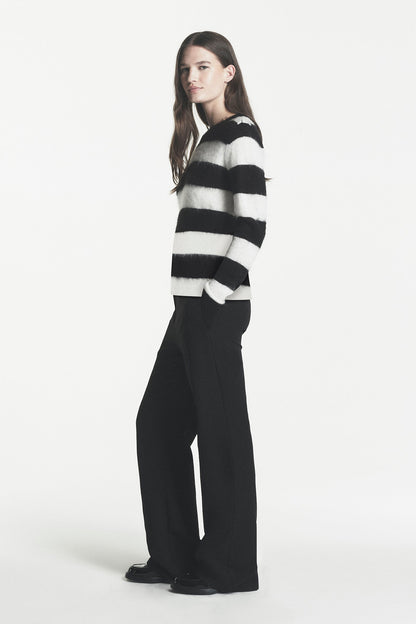 DKNY STRIPE CREW NECK SWEATER