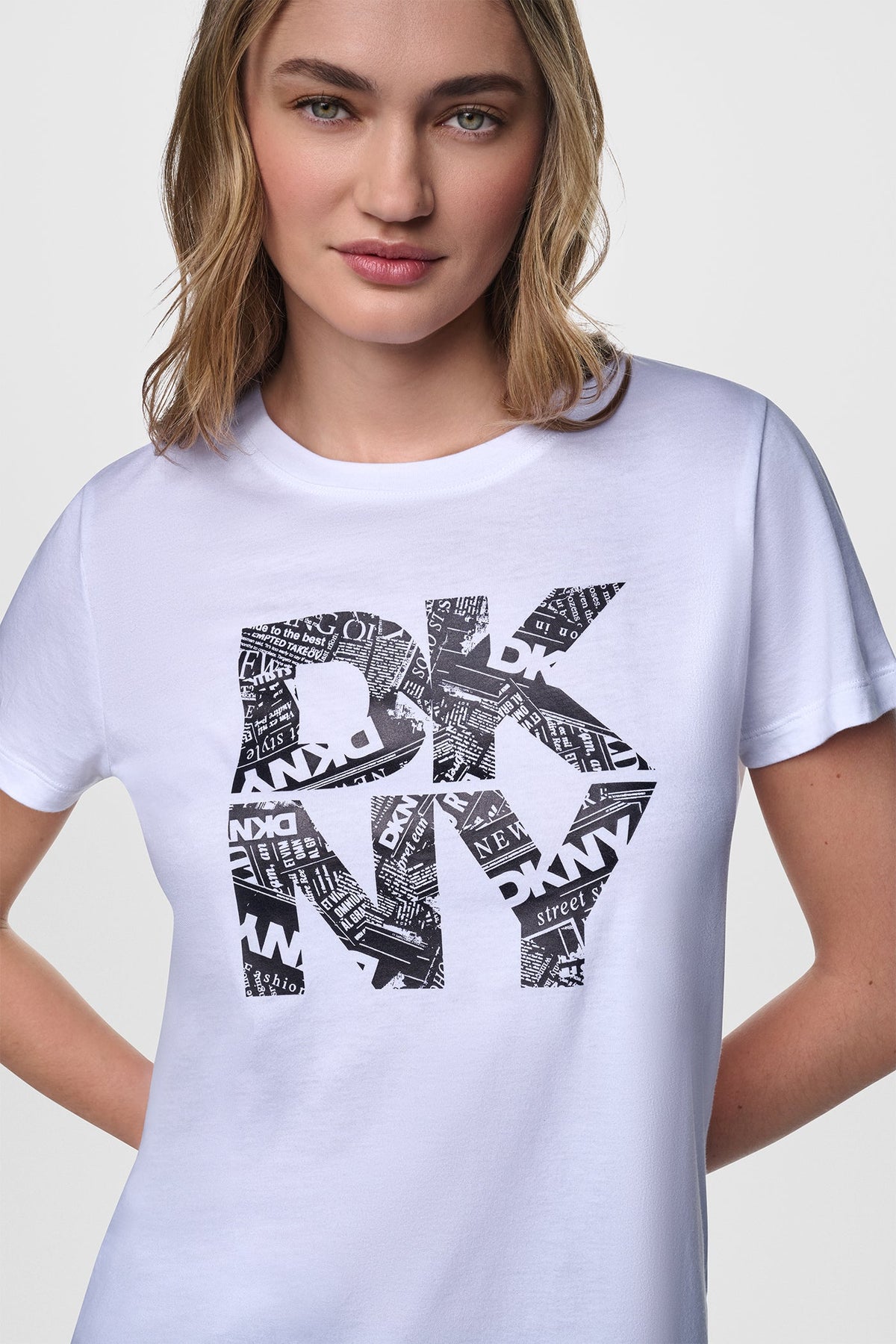 DKNY NEWSPRINT DKNY STACKED LOGO TEE