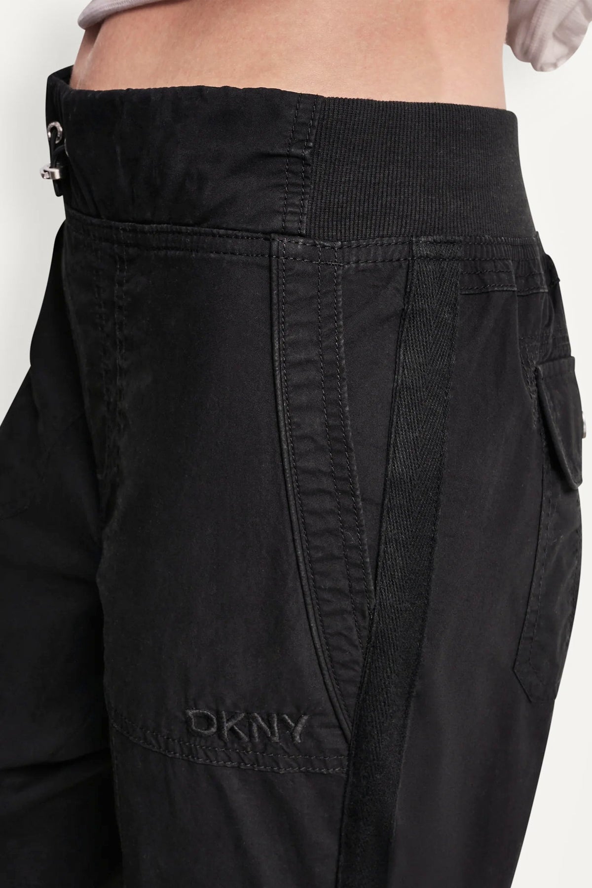 DKNY HIGH-RISE SLIM UTILITY JOGGER