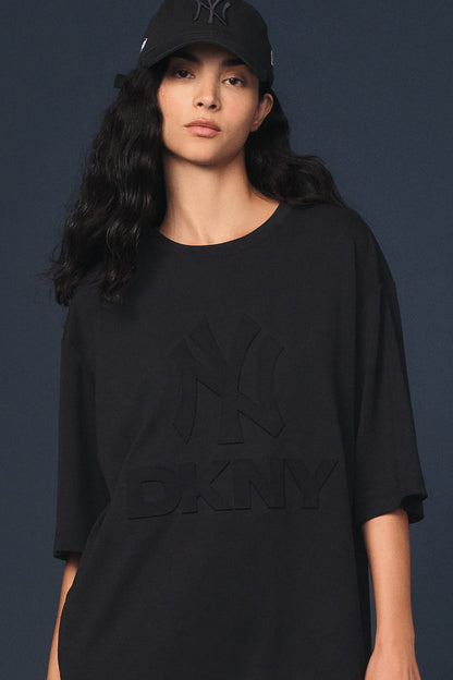 DKNY DKNY X YANKEES SHORT-SLEEVE EMBOSSED TEE