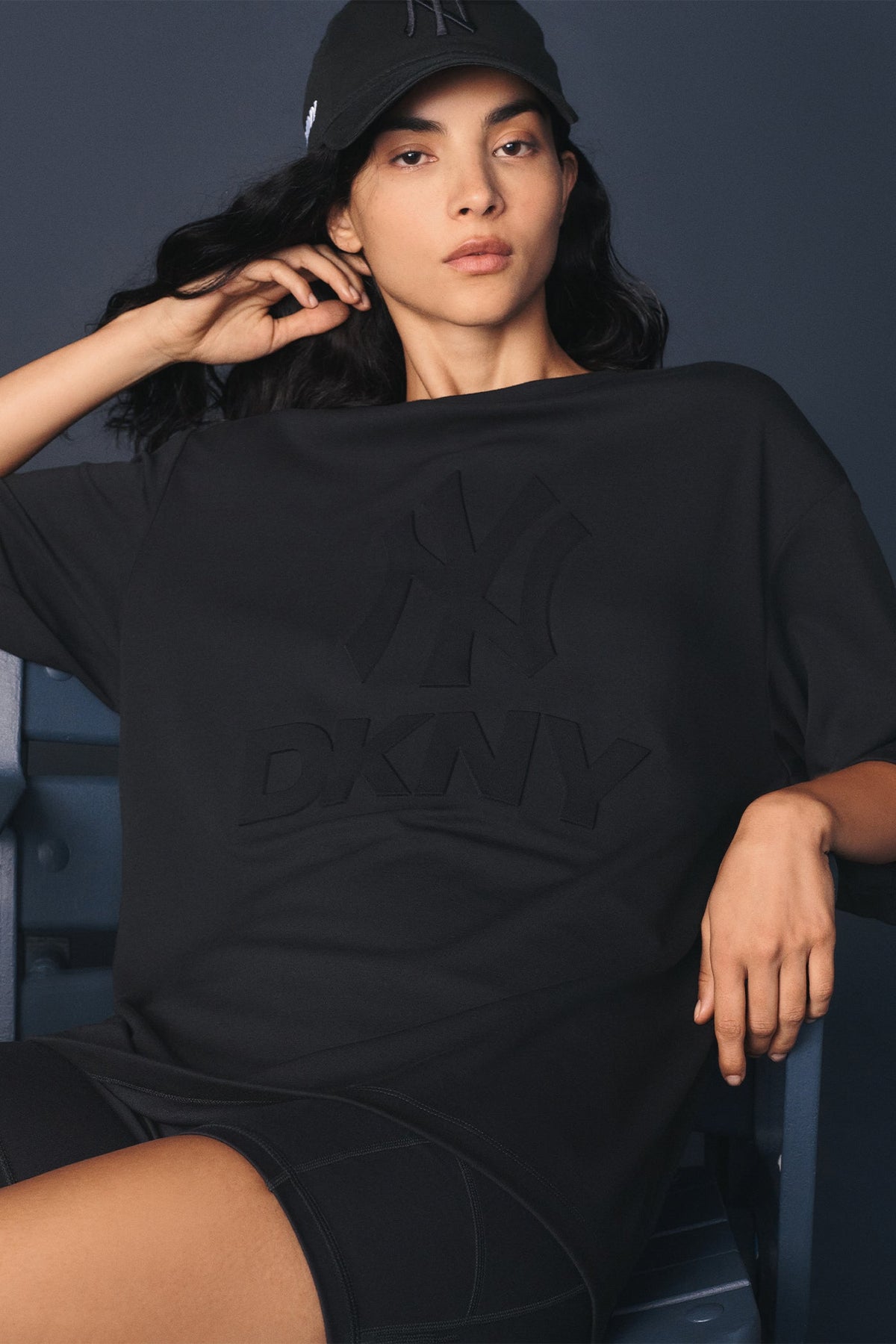DKNY DKNY X YANKEES SHORT-SLEEVE EMBOSSED TEE
