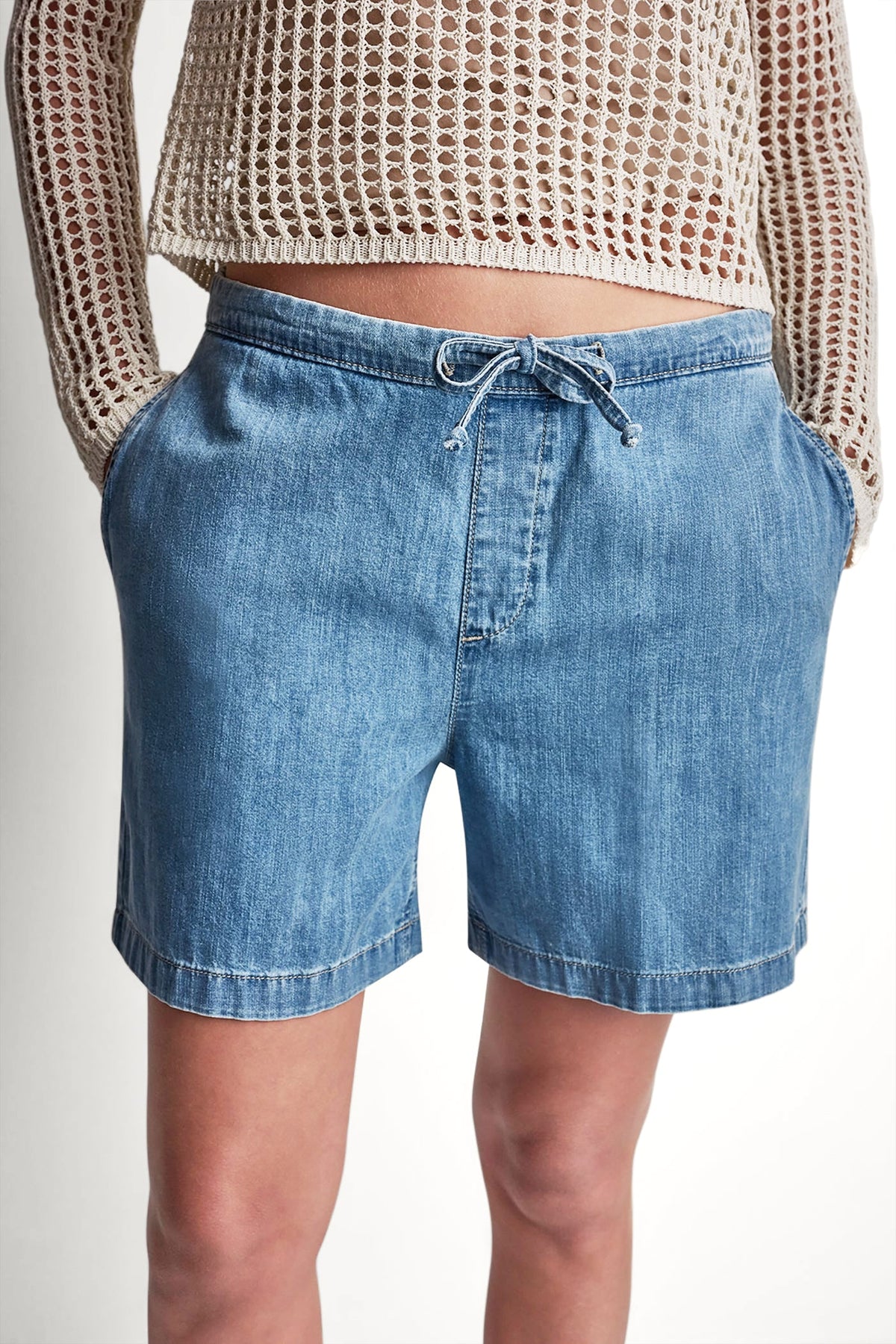 DKNY MID-RISE RELAXED DENIM SHORT WITH DRAWCORD
