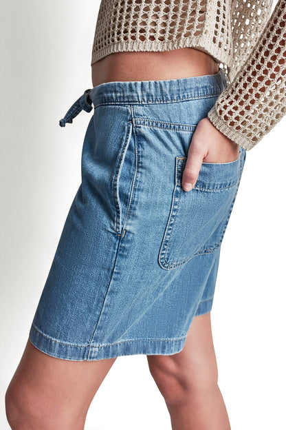 DKNY MID-RISE RELAXED DENIM SHORT WITH DRAWCORD