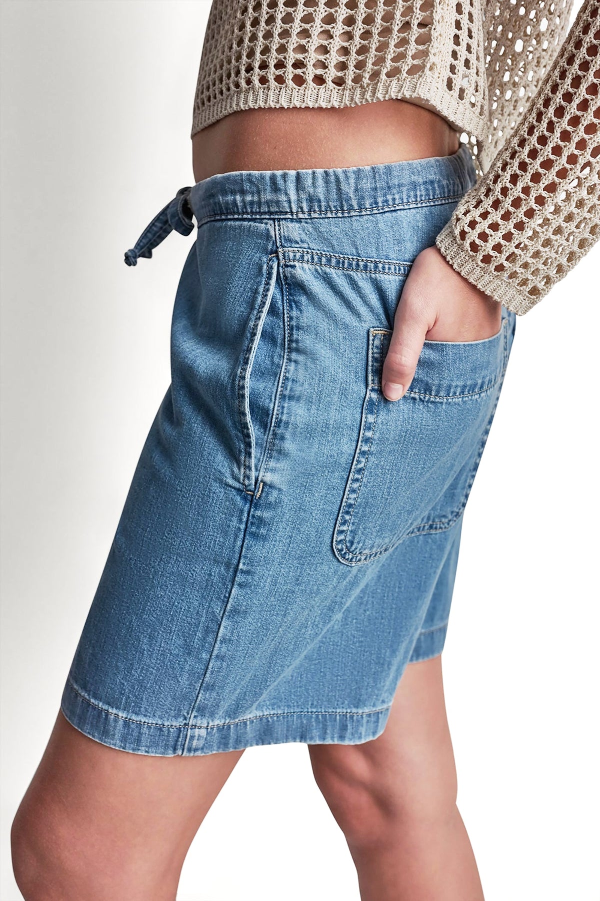 DKNY MID-RISE RELAXED DENIM SHORT WITH DRAWCORD