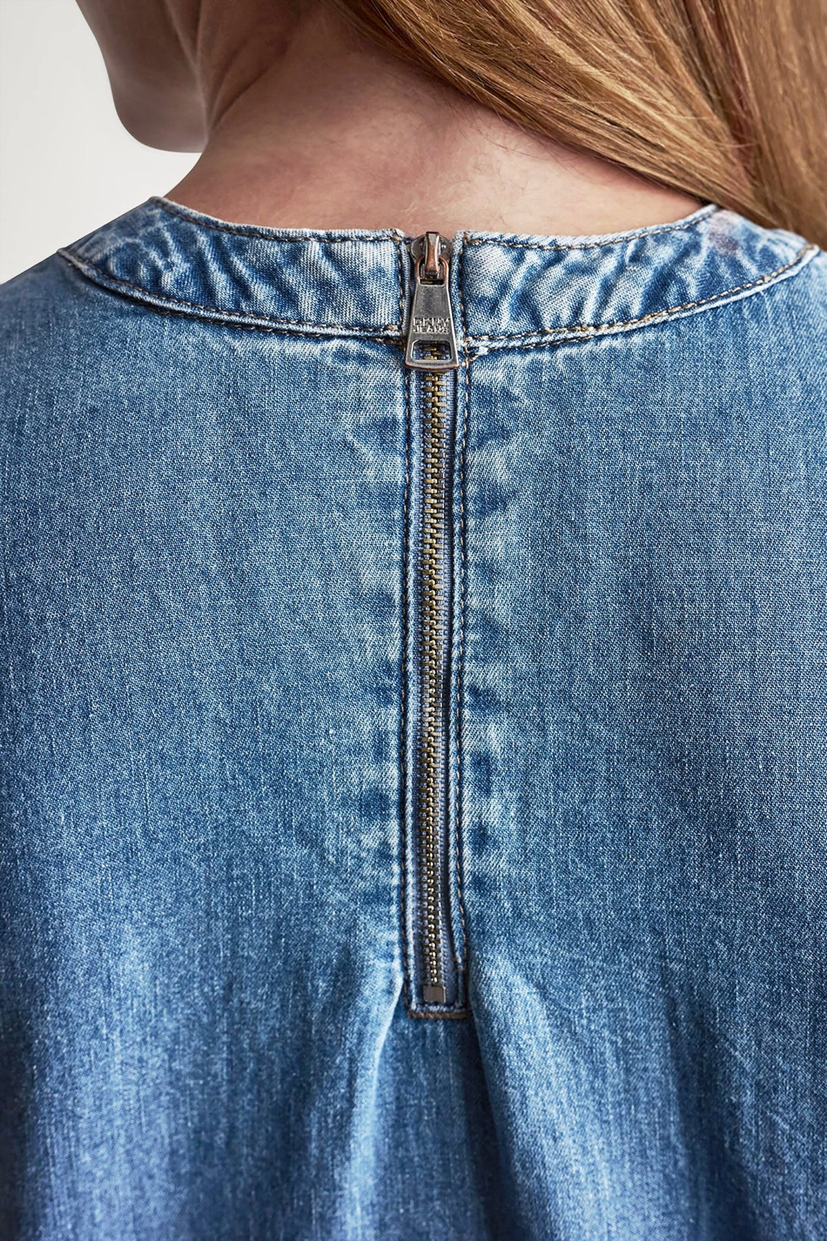 DKNY SLEEVELESS DENIM TOP