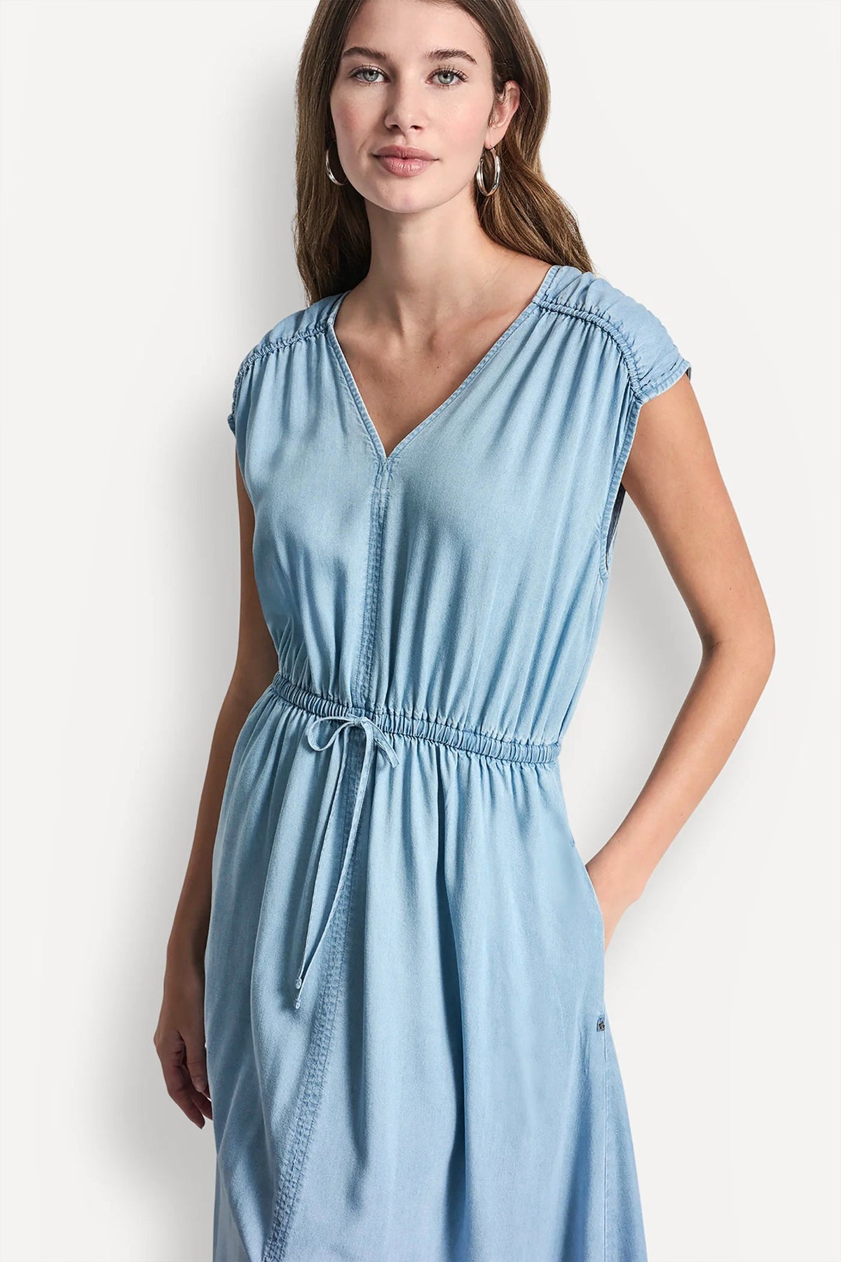 DKNY RUCHED V-NECK DRESS WITH TIE WAIST