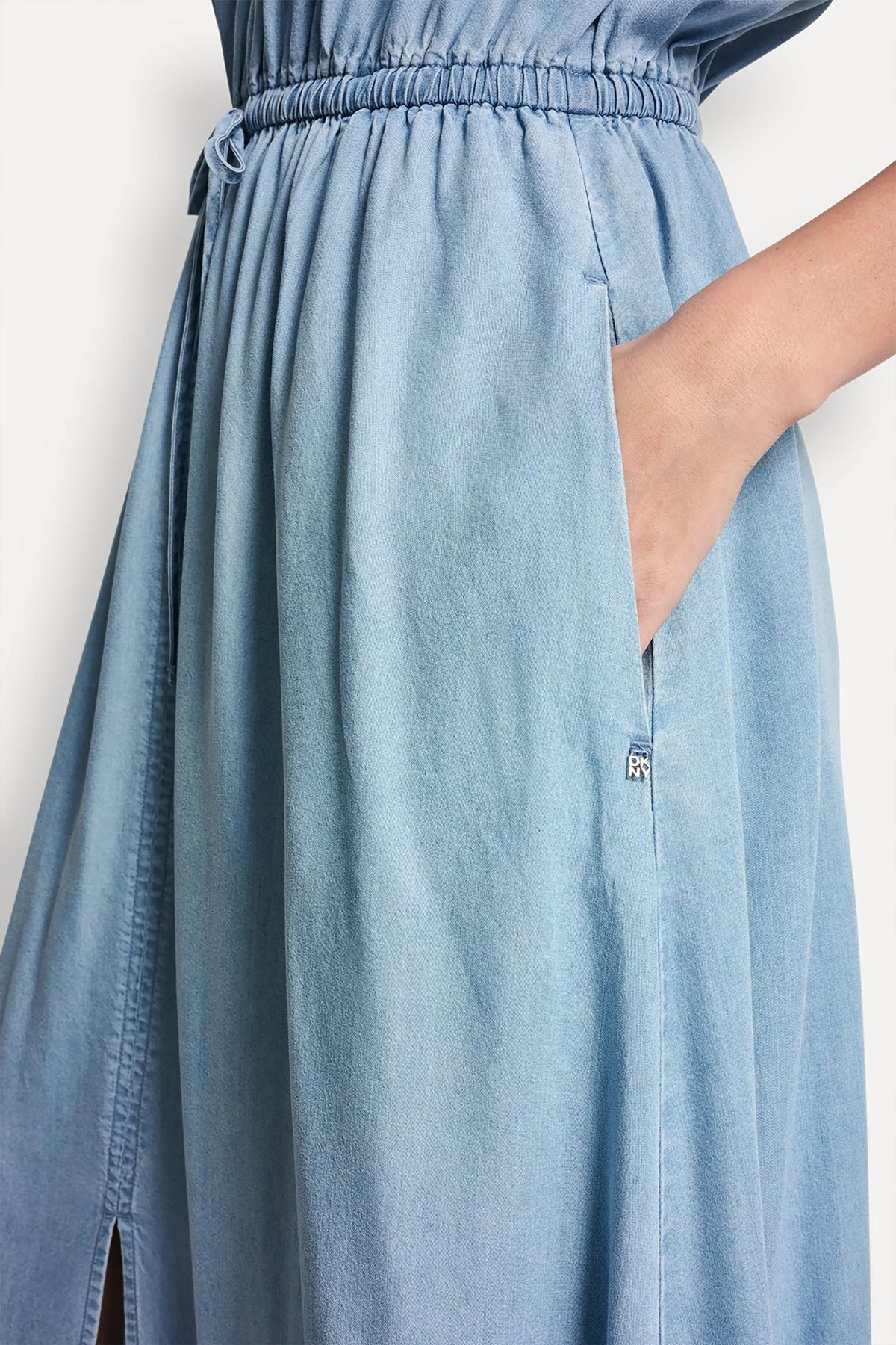 DKNY RUCHED V-NECK DRESS WITH TIE WAIST