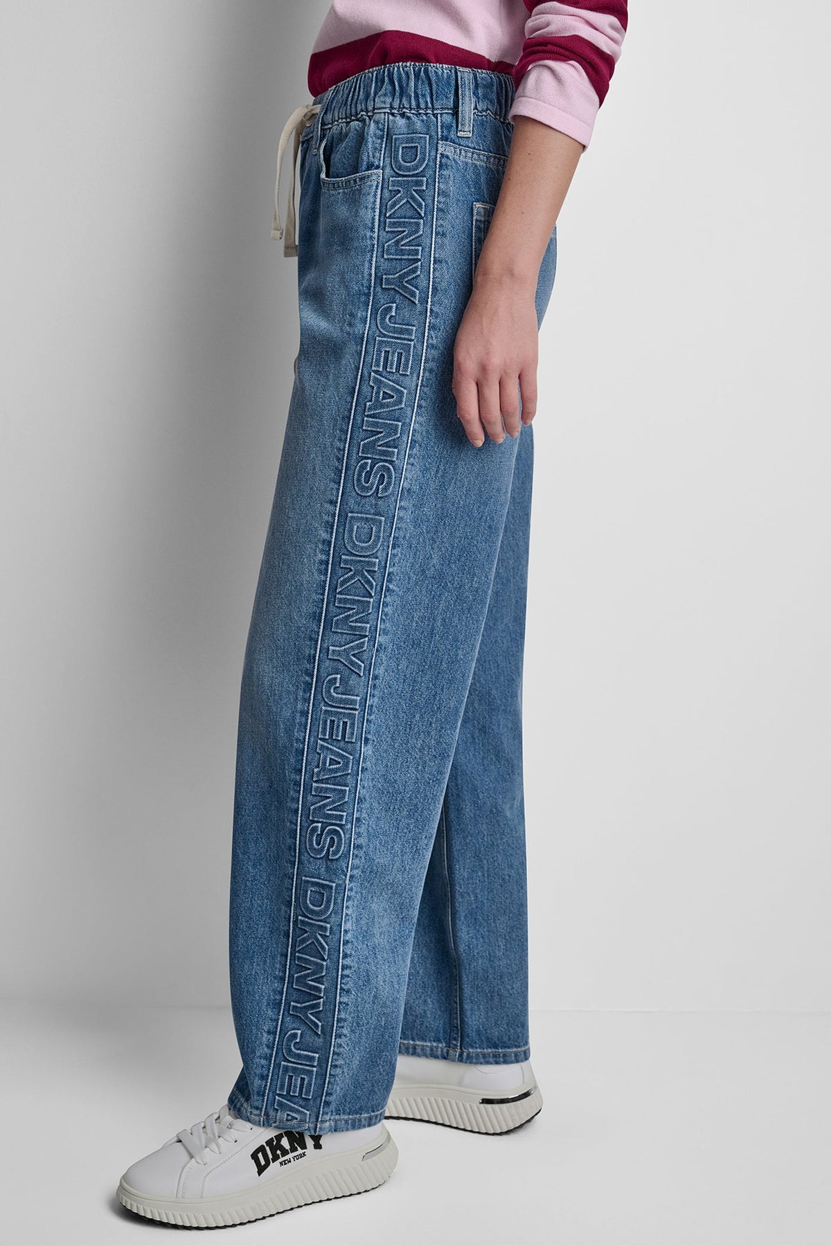 DKNY MID-RISE STRAIGHT LEG WITH LOGO DETAIL