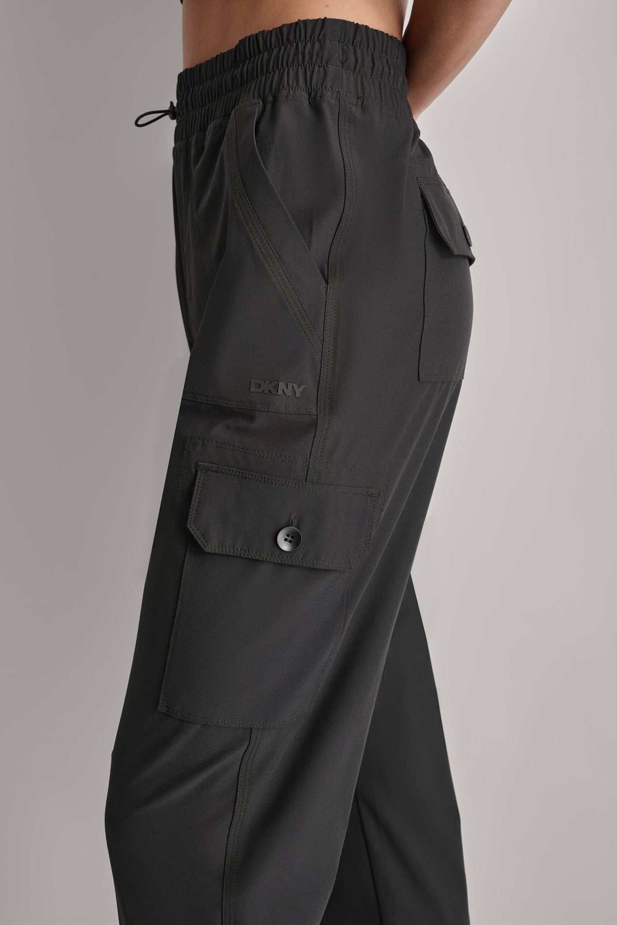 DKNY HIGH-RISE RELAXED CARGO JOGGER