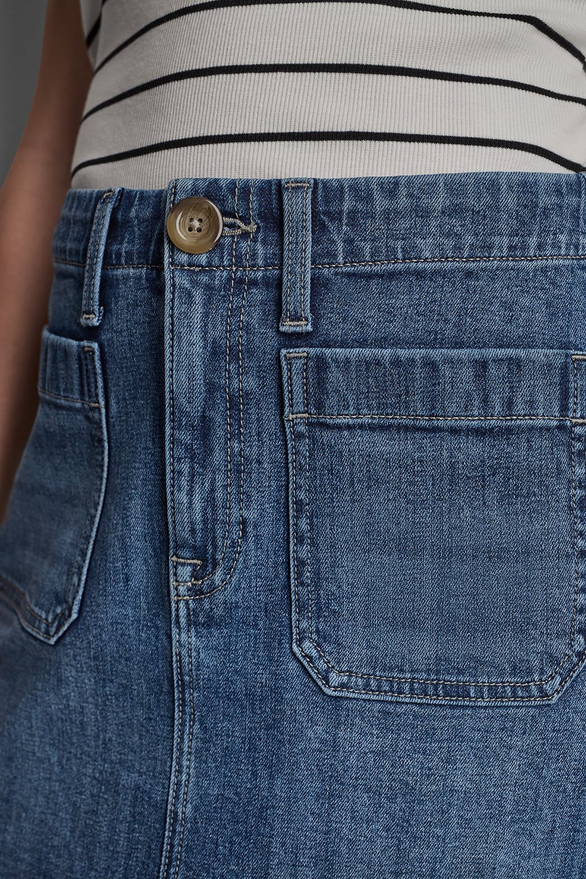 DKNY HIGH-RISE PATCH POCKET MINI SKIRT