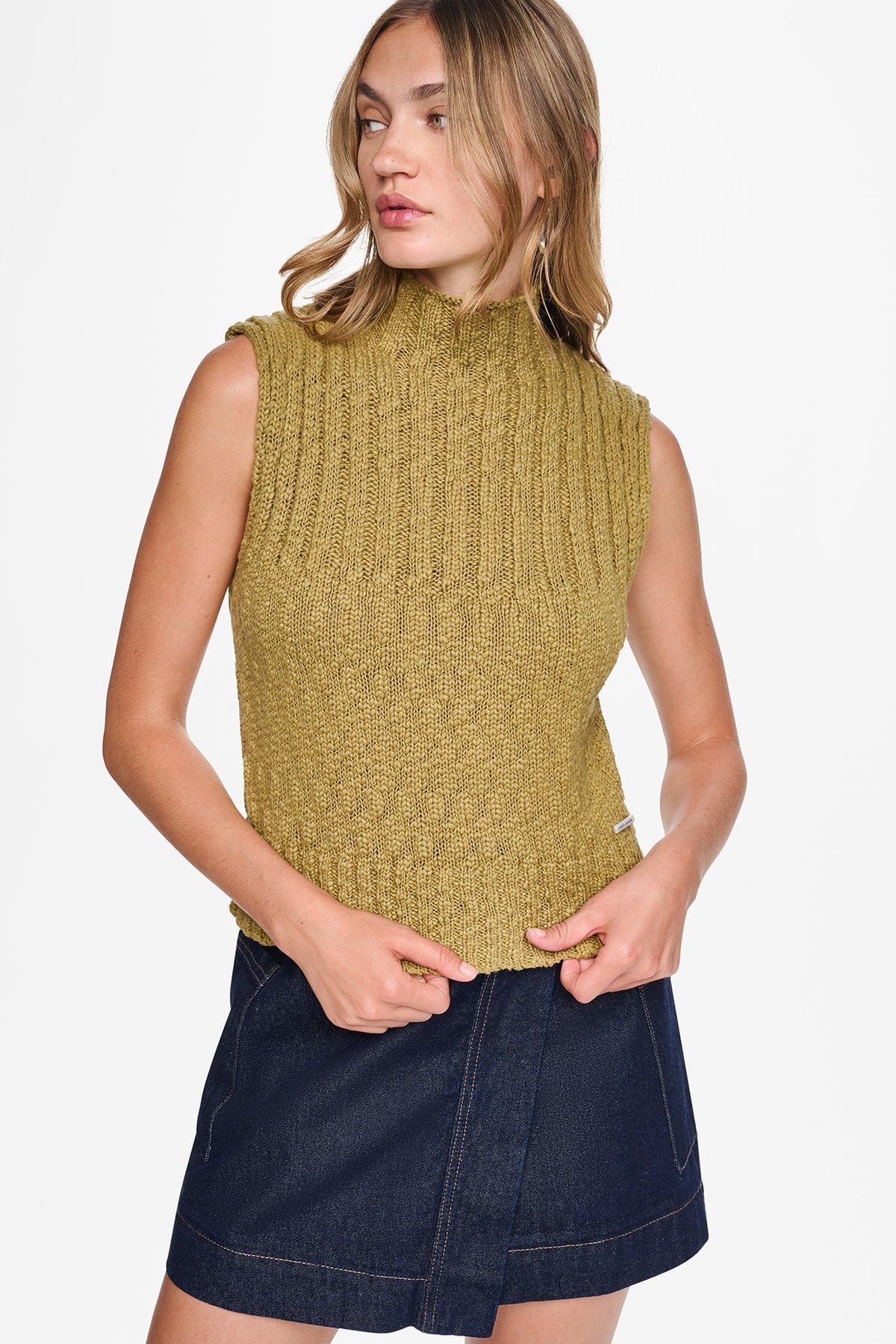 DKNY RIBBED MOCK-NECK SWEATER VEST