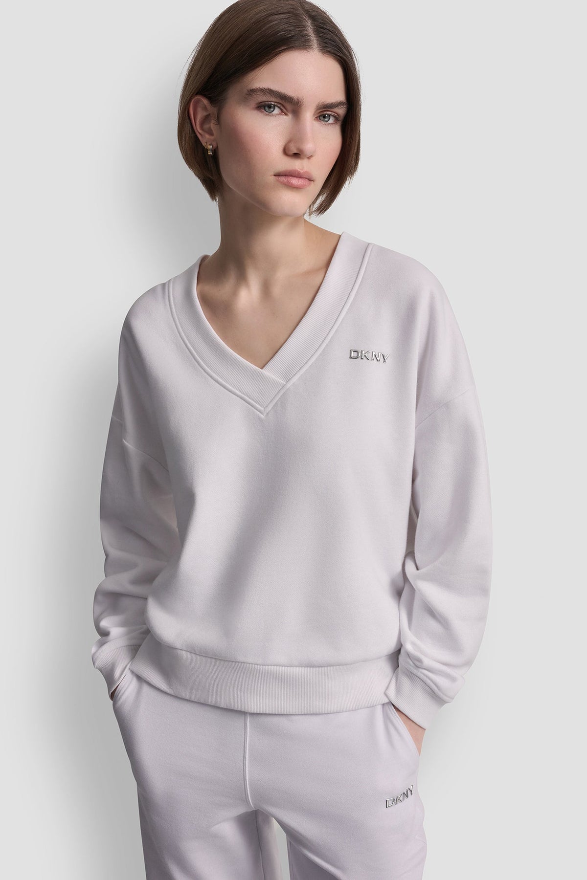 DKNY METALLIC BUBBLE LOGO V-NECK PULLOVER