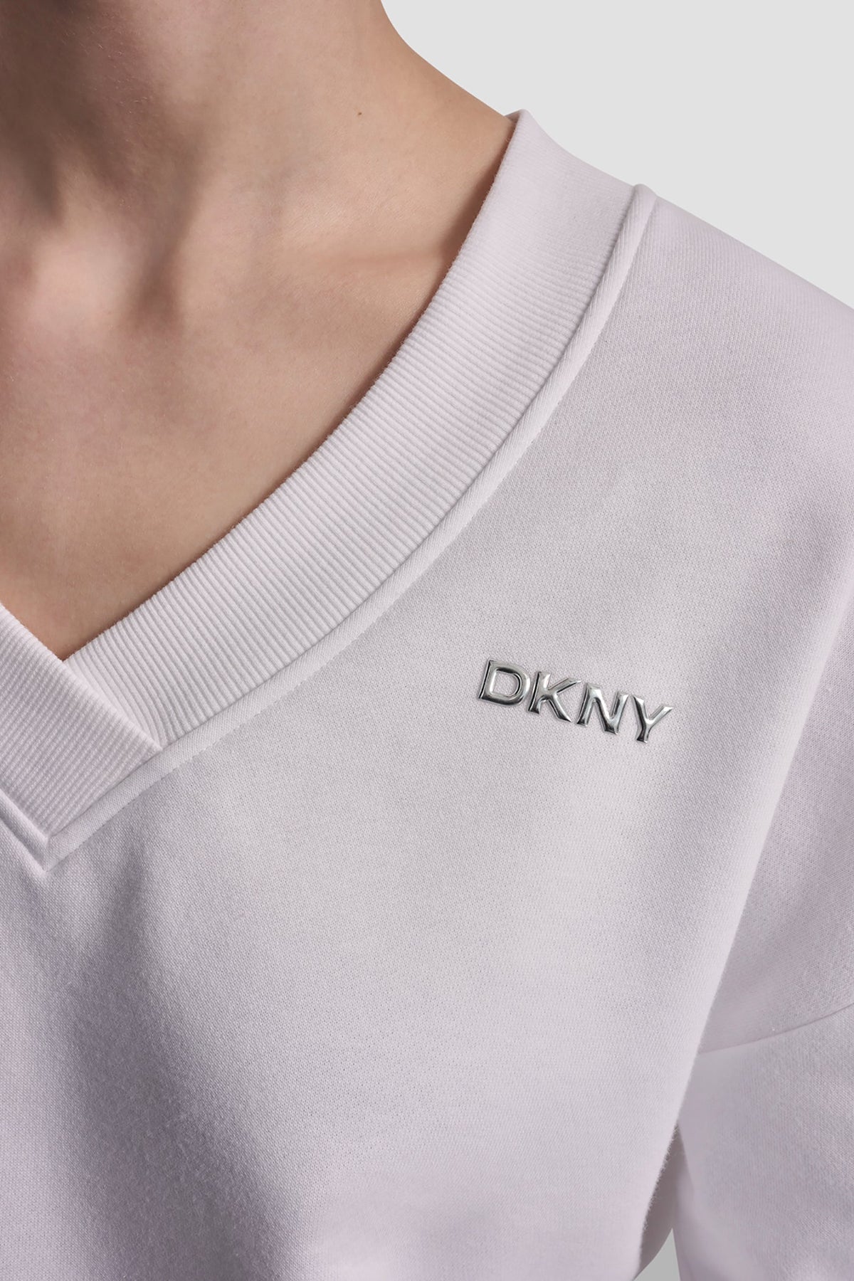 DKNY METALLIC BUBBLE LOGO V-NECK PULLOVER