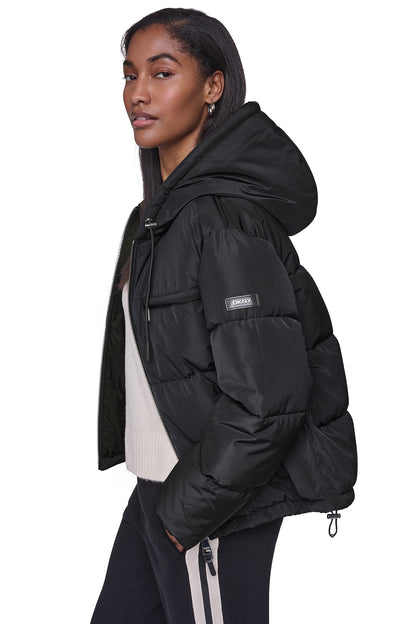 DKNY CONTRAST LINED SHORT HOODED PUFFER